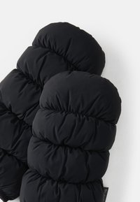 Luvas pretas acolchoadas com um design quilted, apresentando uma textura suave e seções franzidas. Um pequeno rótulo é visível de um lado.