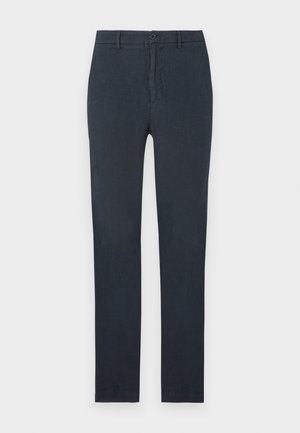 Granatowe spodnie wykonane z lekkiego materiału, o dopasowanym kroju. Posiadają zapięcie na guziki z przodu oraz kieszenie. Gładka tekstura, bez wzorów.