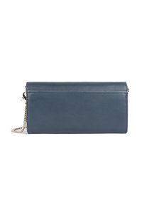 Clutch rettangolare in pelle blu scuro con chiusura a patta e tracolla in catena dorata, fotografato su uno sfondo bianco.
