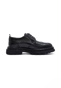 Zwarte leren brogue schoenen met een gestructureerde afwerking, voorzien van geperforeerde details, vetersluiting en een dikke, robuuste zool.