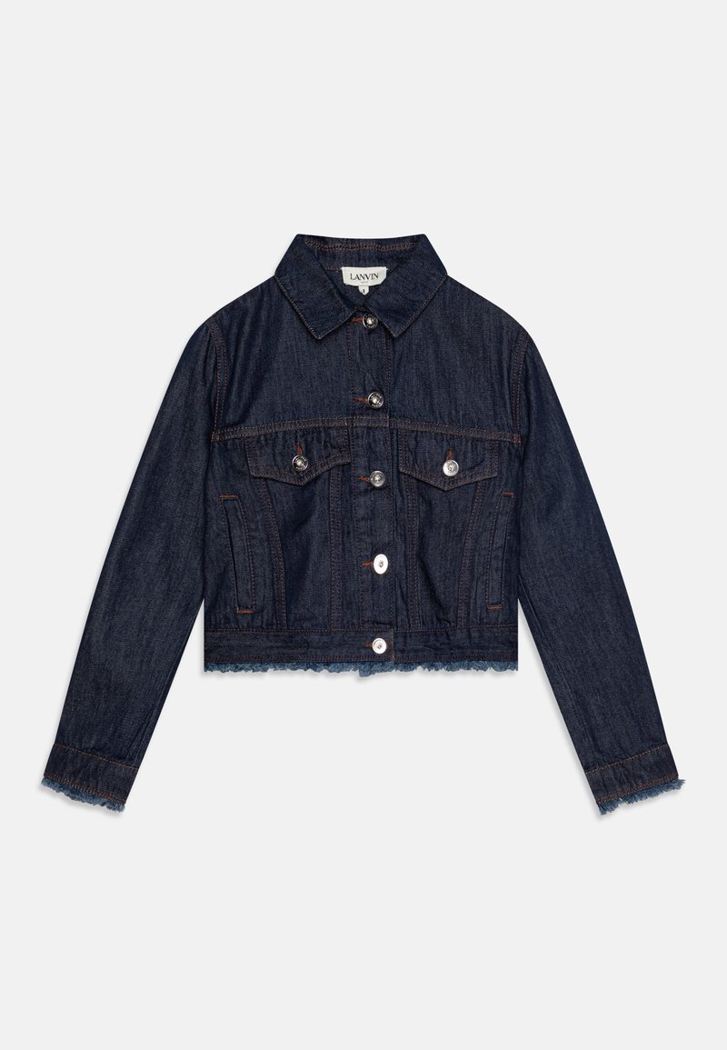 Jaqueta cropped de denim escuro com gola, bolsos frontais, botões prateados e barra desfiada. Design clássico com costura em contraste.