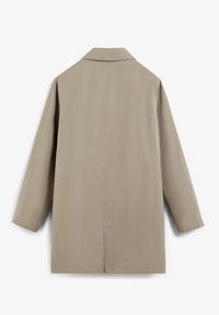 Manteau beige à coupe droite, manches longues, col cranté et fente au dos. Tissu lisse avec un minimum de détails.