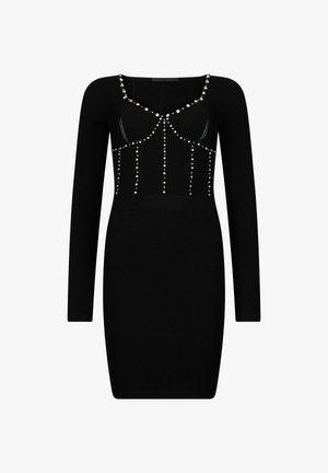 Schwarzes, geripptes Kleid mit langen Ärmeln, das einen Rundhalsausschnitt mit dekorativen Perlen und vertikalen Linien über dem Oberteil aufweist.