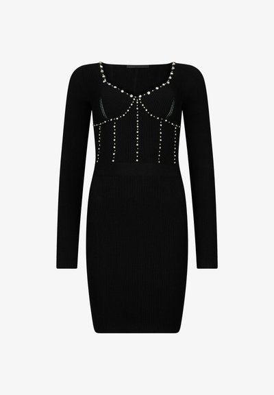 Robe noire côtelée à manches longues, avec un décolleté en forme de goutte orné de perles décoratives et des lignes verticales sur le corsage.
