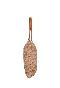 Geweven beige draagtasje met een gestructureerd oppervlak. Voorzien van een gladde bruine leren strap en een ronde vorm voor gemakkelijk dragen.