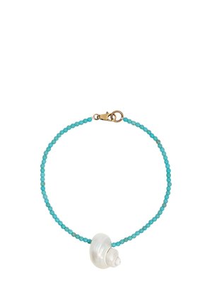 Pulsera de cuentas turquesas con un charm de concha marina en espiral blanca y un cierre de langosta dorado.