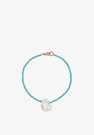 Türkisfarbenes Perlenarmband mit weißem spiralförmigem Muschel-Anhänger und goldfarbenem Karabinerverschluss.