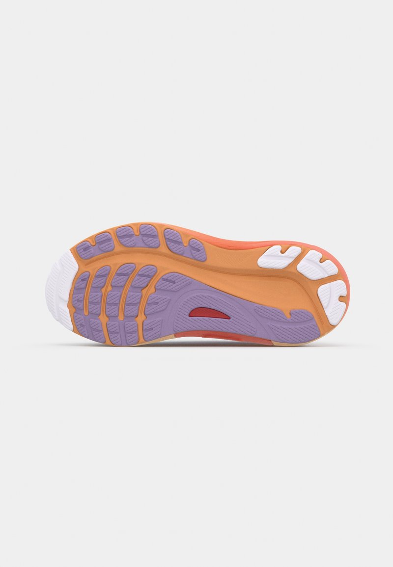 Suela de zapato con un diseño de múltiples capas en naranja, púrpura y blanco, con patrones de agarre texturizados y un acento rojo visible.