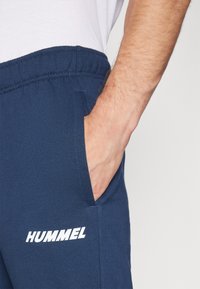 Hummel ELEMENTAL TAPERED PANTS - Joggebukse - dress blues