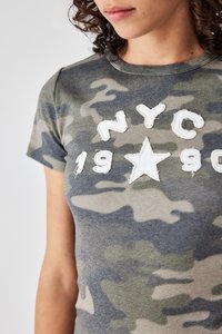 Camo t-shirt in grijs en groene tinten met witte geborduurde tekst "NYC 1990" met een ster, gemaakt van zacht katoen.