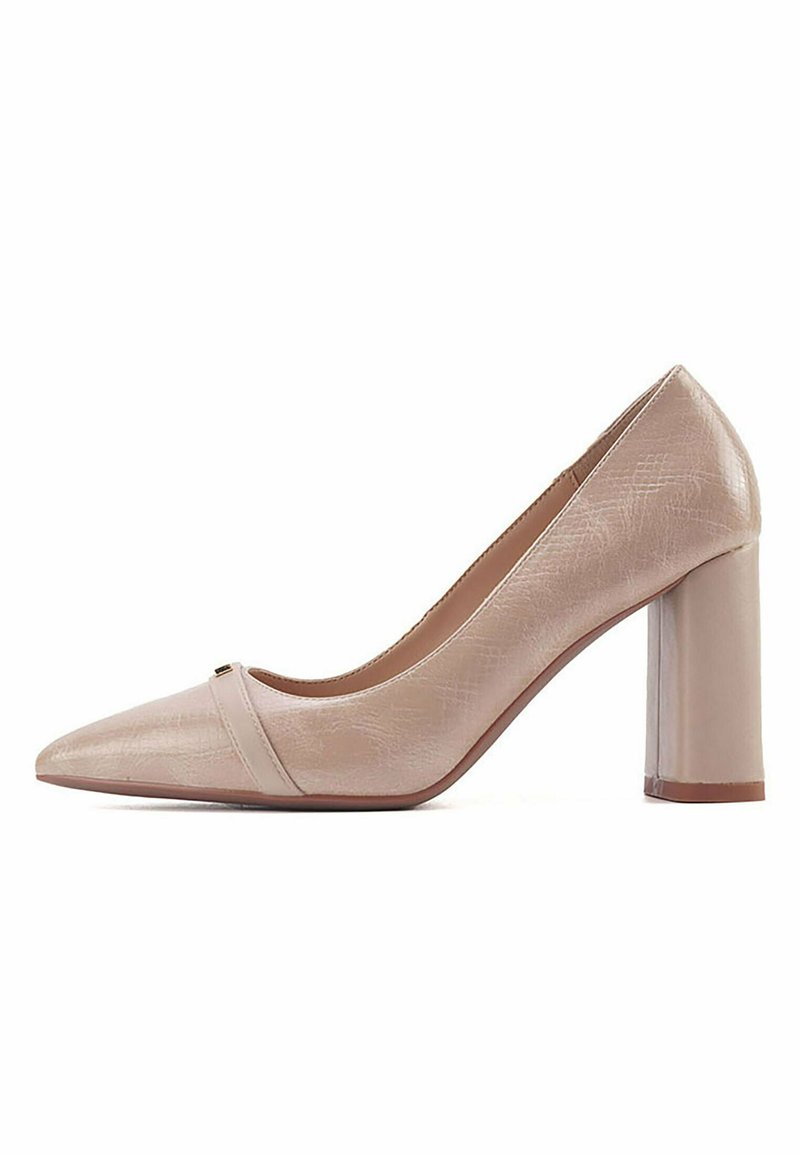 Zapatos de tacón alto de charol beige con punta afilada y tacón cuadrado, que cuentan con una correa horizontal en la parte frontal como detalle.