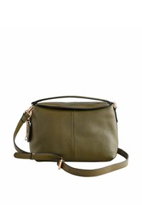 Oliviroheline nahast kott tekstuurse viimistlusega, millel on lukk, reguleeritav rihm ja roosakuldse värvi metalldetailid.