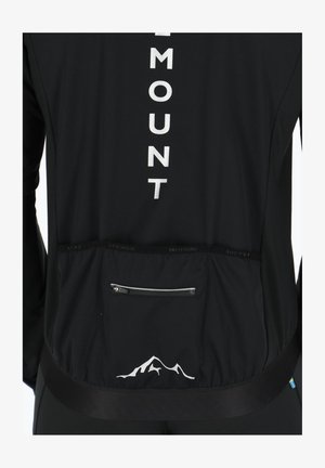 Sort sportsjakke med et sølvlogo, en lynlåslomme bagpå og en bjergsilhuet-detalje ved kanten.