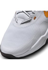 Nike Performance AIR MAX ALPHA TRAINER 5 - Sapatilha de treino - white/gold/black