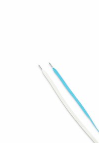 Due lacci: uno bianco, piatto, in materiale tessile; uno azzurro chiaro, rotondo, con superficie texture. Entrambi hanno punte in plastica.