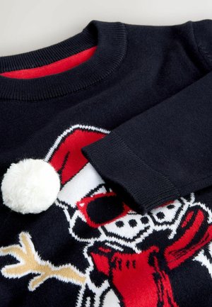 Marineblauwe trui met rode accenten en een witte sneeuwmanontwerp. Voorzien van een pompon en geribde manchetten. Gebreide textuur, speels feestthema.