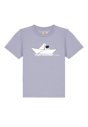 Lila T-shirt met een zwart-wit grafiek van een papieren boot met een astronaut, omringd door sterren en watergolven.