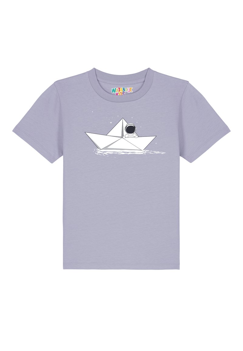 Lilafarbene T-Shirt mit einem schwarz-weißen Grafikdesign eines Papierboots mit einem Astronauten, umgeben von Sternen und Wasserwellen.