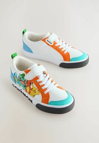 Weiße Sneakers mit orangefarbenen, blauen und grünen Akzenten. Mit Pokémon-Charakteren an der Seite. Gummisohle und verstellbarer Klettverschluss.