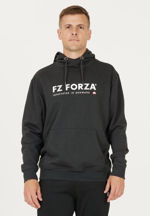 Sort hætte sweatshirt med en frontlomme, ribbede manchetter og et hvidt logo trykt henover brystet. Blød stofstruktur.