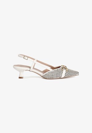 Zapato de tacón blanco tipo slingback con punta afilada, patrón texturizado en blanco y negro, y acento de hardware dorado en la correa delantera.