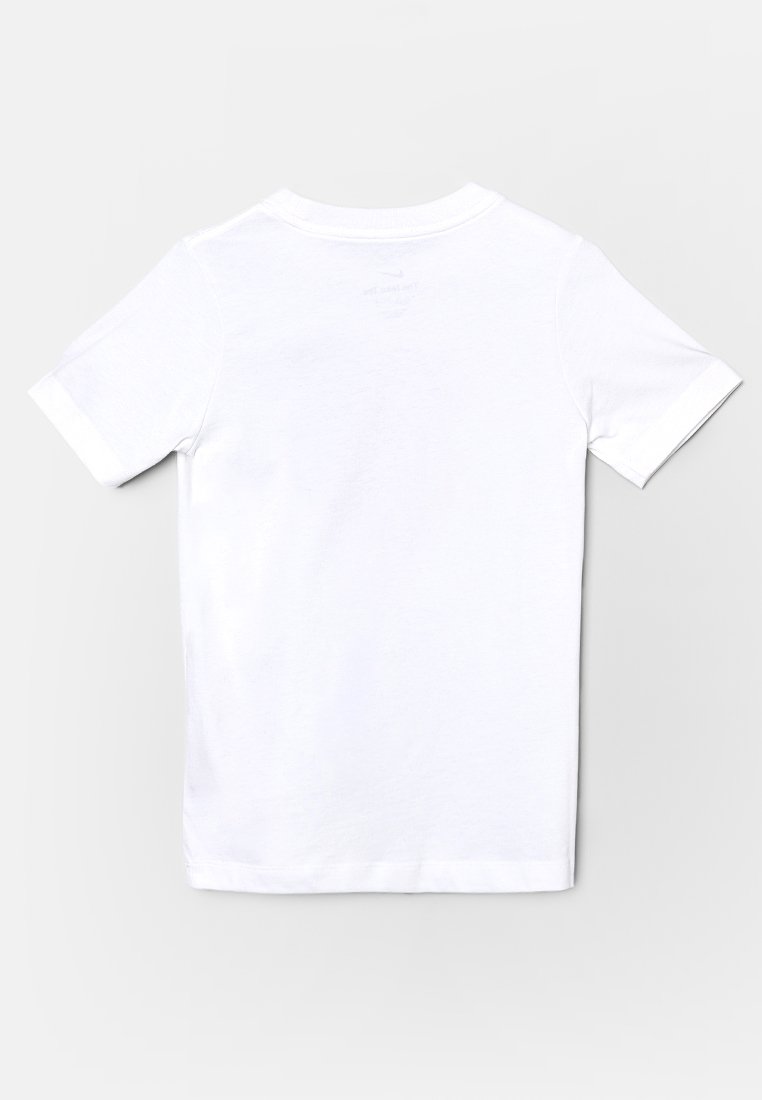 Ein schlichter, weißer T-Shirt mit kurzen Ärmeln und Rundhalsausschnitt, flach ausgelegt und zeigt die Rückseite ohne sichtbare Logos oder Designs.