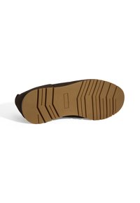 Semelle de chaussure en daim marron avec une semelle extérieure en caoutchouc brun texturé présentant des rainures profondes pour l'adhérence et la stabilité, plate, sans aucune marque visible.