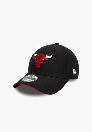 Gorra de béisbol negra con un logo de toro bordado en rojo y blanco, visera curva y un acento rojo en la parte inferior de la visera. Cuenta con una etiqueta con el logo en un lateral.