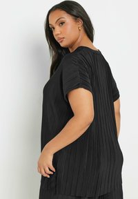 Yours Clothing SHORT SLEEVE PLISSE - Pusero - black