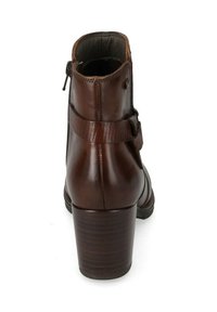 Stivaletto in pelle marrone con una fascia texturizzata, zip sul retro e tacco alto. Superficie liscia con punta arrotondata e finitura lucida.