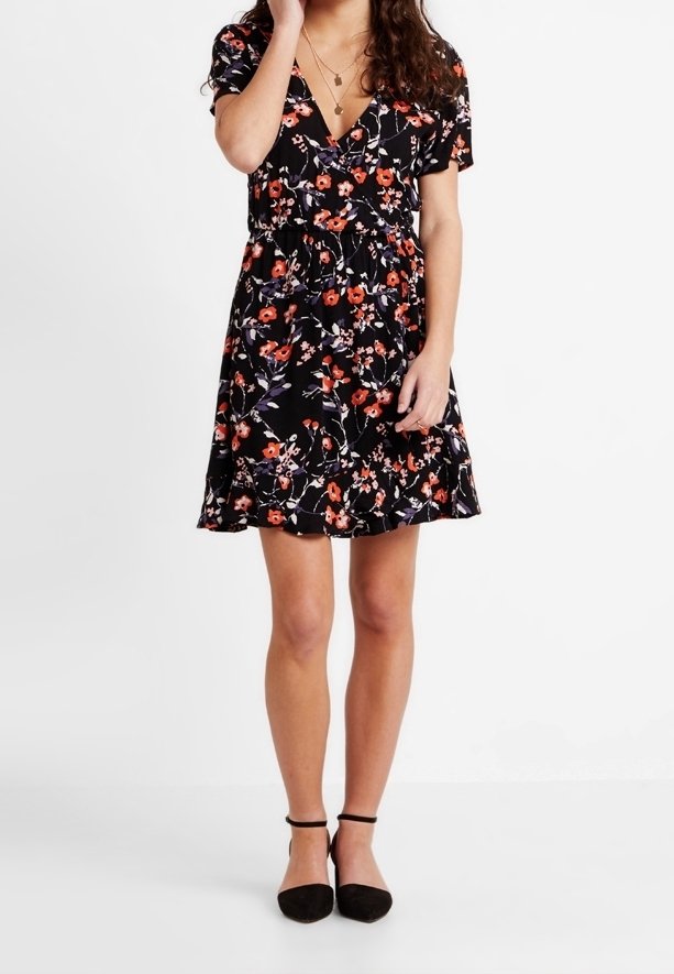 Robe fleurie noire avec des manches courtes, un col en V, une taille cintrée et une jupe évasée ornée de motifs de fleurs rouges et roses.