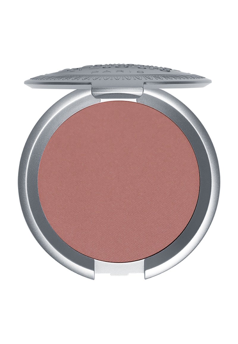 Runder Rouge-Puder-Compact mit einem silbernen Metalldeckel. Das Puder hat eine sanfte, matte Rosenfarbe und eine glatte Textur.