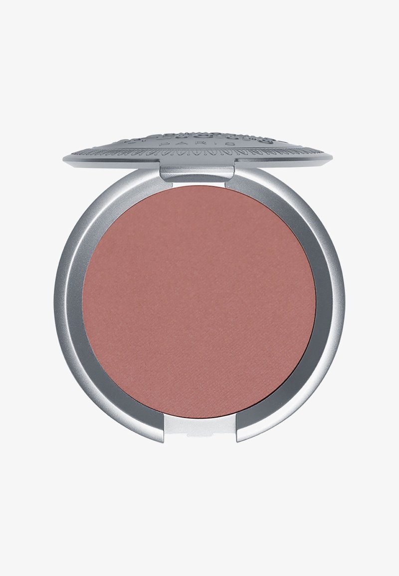 Runder Rouge-Puder-Compact mit einem silbernen Metalldeckel. Das Puder hat eine sanfte, matte Rosenfarbe und eine glatte Textur.