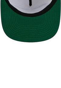 Grüne Baseballkappe mit flachem Schirm und schwarzer Unterseite; hat ein schlichtes Design und kontrastierende Nähte am Schirm, keine zusätzlichen Grafiken.