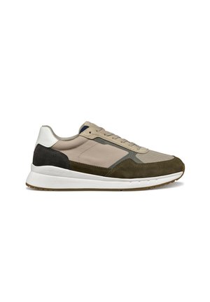 Sneaker beige e verde scuro a basse con suola bianca, punta in mesh, pannelli in camoscio e pelle, e chiusura con lacci.