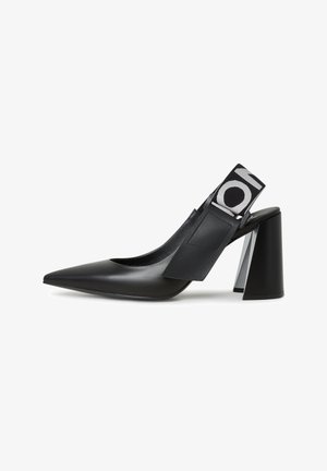 Crne kožne slingback cipele s špicastim vrhom, sa širokom tkaninom trakom koja sadrži logotip i debelim geomtrijskim pete.