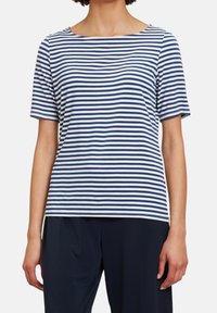 Marinblå och vitrandig t-shirt med kort ärm, rund halsringning, mjukt tyg, avslappnad passform, sömlösa manschetter och fåll i midjelängd.