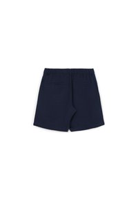 Shorts en coton bleu marine avec une taille élastique, deux poches arrière et une coupe droite ; texture lisse et design épuré.
