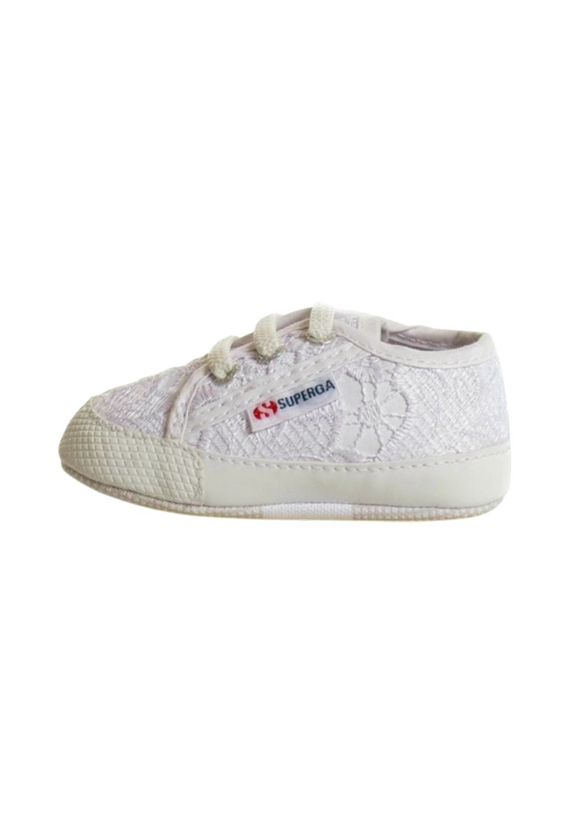 Sneaker bianca in pizzo con una tomaia texturizzata, suola in gomma bianca e un piccolo tag logo rosso e blu sul lato. Presenta due fori per i lacci.