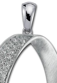 Pendentif en argent avec une surface polie et une section texturée ornée de petits cristaux clairs, conçu en forme ovale.