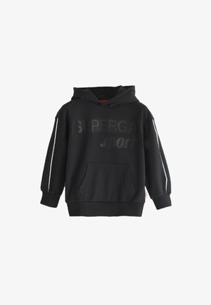Sweatshirt à capuche noir avec un graphique "SUPERGA sport" en impression texturée. Dispose d'une poche kangourou et d'accents de bandes blanches sur les manches.