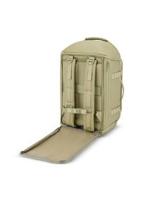 Olivgrön ryggsäck med en strukturerad design, utrustad med justerbara remmar, ett handtag på toppen och ett blixtlåsfack som öppnas helt.