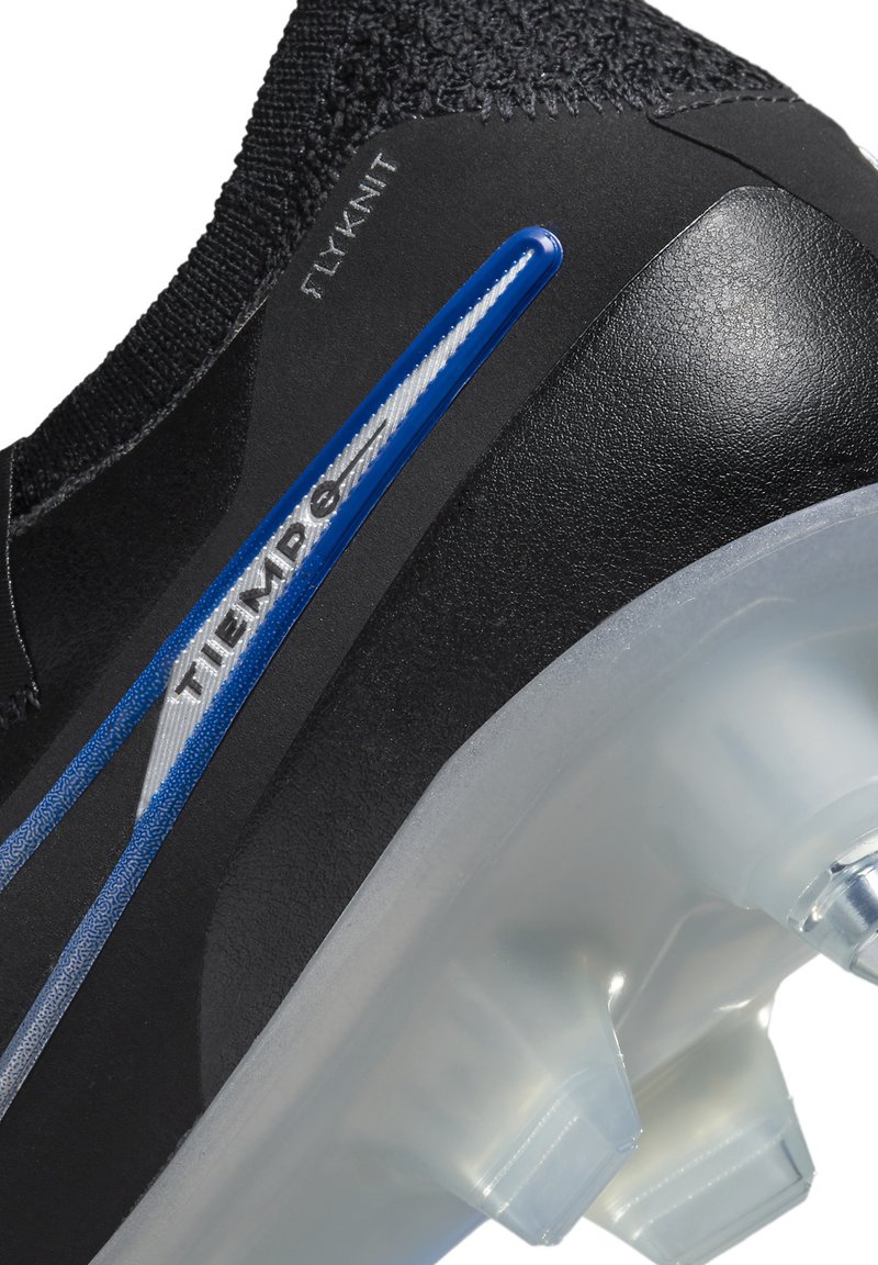 Scarpa da calcio nera con tomaia Flyknit, dettagli blu e argento, e suola traslucida con tacchetti modellati per una maggiore trazione.