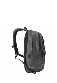 Rucksack aus strapazierfähigem schwarzem Stoff mit einem subtilen Tarnmuster, gepolstertem Rücken, verstellbaren Trägern und einer seitlichen Tasche mit Reißverschluss.