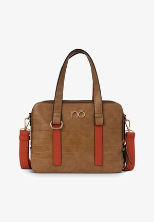 Bolso de mano de cuero marrón texturizado con asas dobles, detalles de correa naranja, herrajes dorados y cierre de cremallera.