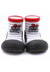 Calzado con suela negra y parte superior tipo calcetín en rayas grises y blancas con un diseño de calavera y un lazo rojo. Material suave y flexible.