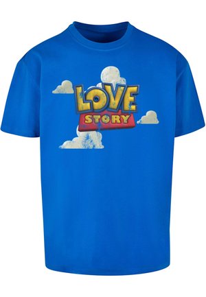 Blauwe katoenen t-shirt met de tekst "LOVE STORY" in een kleurrijk, vintage lettertype tegen een wolkenachtergrond. Korte mouwen en een ronde halsontwerp.