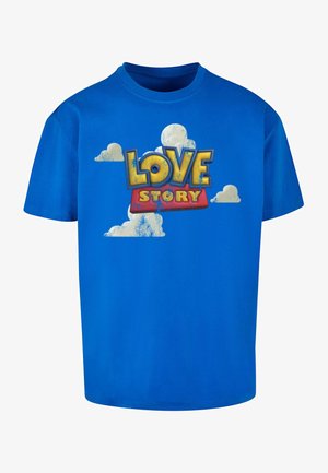 Blauwe katoenen t-shirt met de tekst "LOVE STORY" in een kleurrijk, vintage lettertype tegen een wolkenachtergrond. Korte mouwen en een ronde halsontwerp.