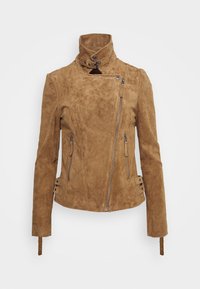 Giacca in suede marrone con colletto alto, zip asimmetrica e due tasche frontali con zip. Presenta dettagli con fibbia sui polsini e ai lati.