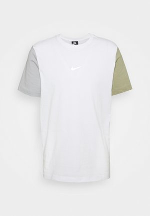 Weißes Baumwoll-T-Shirt mit grauen und olivgrünen Kurzärmeln, V-Ausschnitt und kleinem weißen Nike-Logo auf der Brust.